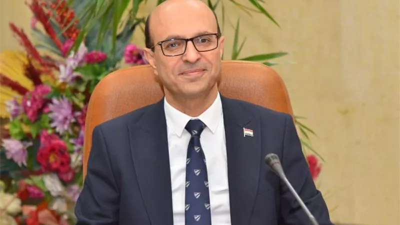 رئيس جامعة أسيوط يشيد بفريق طبي ينجح في استئصال ورم سرطاني