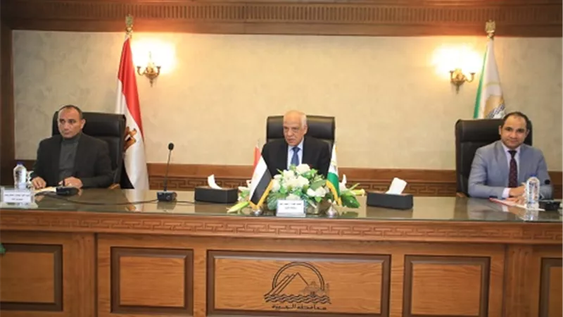 محافظ الجيزة يبحث الطلبات المقدمة لتأجيرالاكشاك بالمناطق التجارية