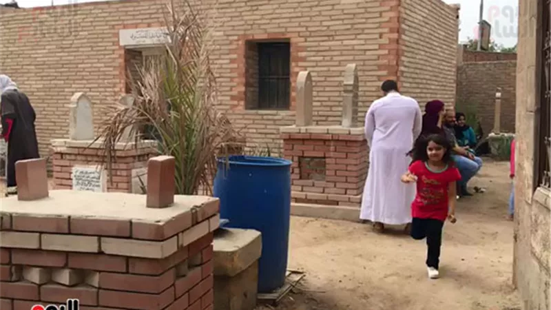 حكم ما يُسمى بـ( طلعة رجب ) لتوزيع الصدقات عند المقابر