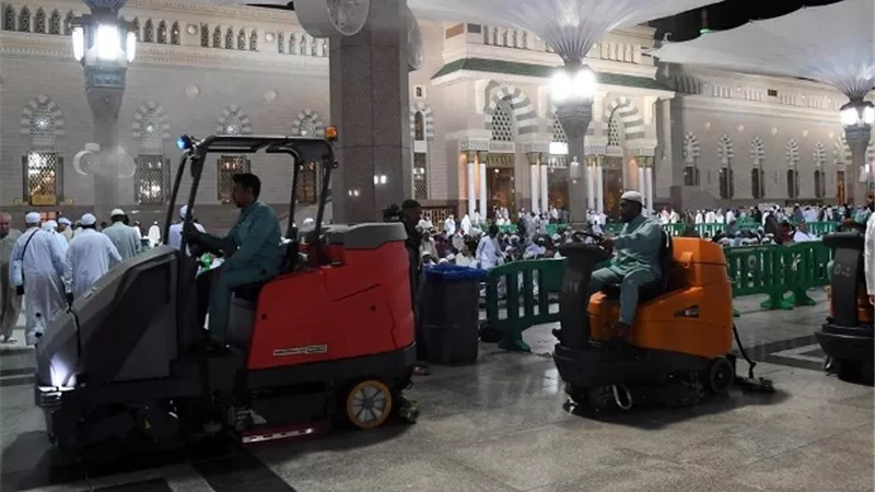 تطهير المسجد النبوي و ساحاته بأكثر من 81 ألف لتر