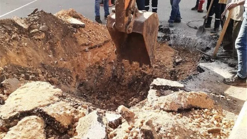إصلاح كسر في ماسورة للغاز الطبيعي بالشرقية