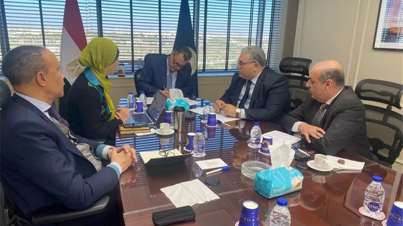 وزير الآثار يناقش مواد مسودة اللائحة التنفيذية لقانون إنشاء الغرف السياحية
