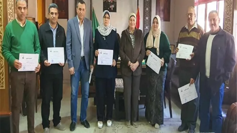 وكيل وزارة التعليم تكرم أعضاء مركز التطوير التكنولوجى بالقليوبية