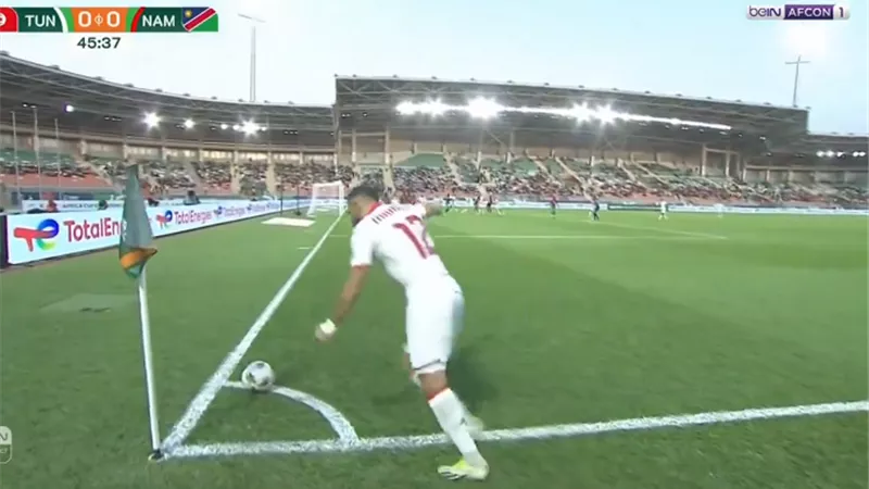 المساكني يهدّد مرمى ناميبيا برأسية متقنة من معلول.. فيديو
