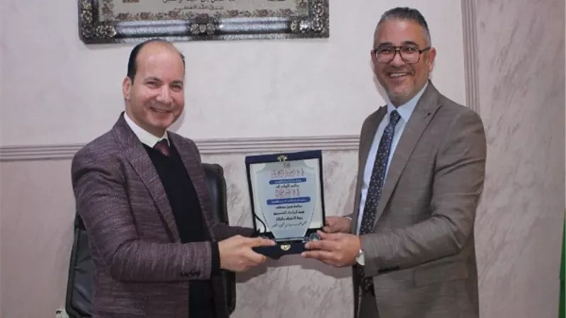 وكيل الصحة بالقليوبية يكرم جلال مدير عام فرع التأمين الصحي