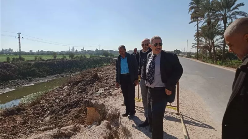 رئيس مدينة ابوقرقاص يتفقد هبوط ارضى بطريق المحيط