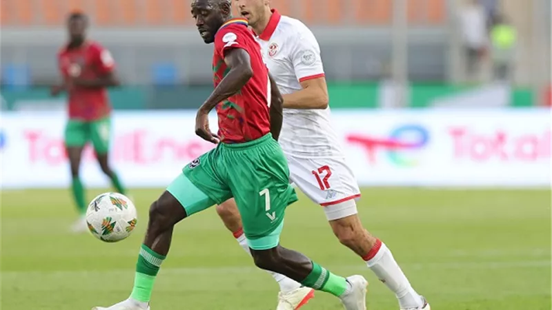 دانييل هوتو يتؤج بجائزة أفضل لاعب فى مباراة تونس وناميبيا