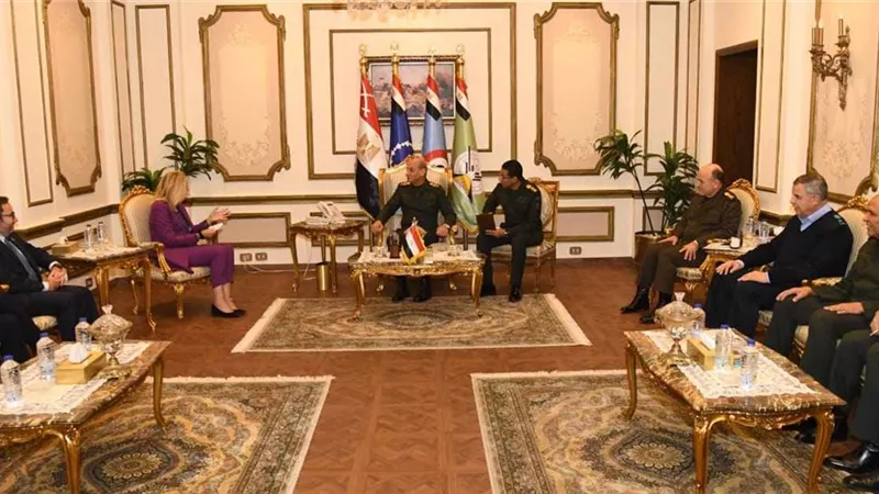 وزير الدفاع يلتقى كبير منسقى الشئون الإنسانية وشئون إعادة إعمار غزة..فيديو