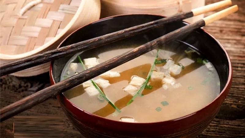 من المطبخ اليابانى..طريقة عمل شوربة الميزو
