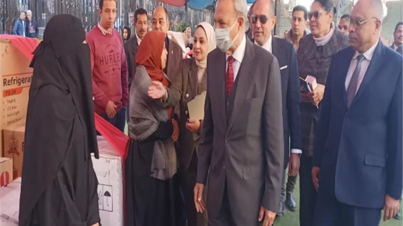 محافظ القليوبية يشهد تسليم أجهزة كهربائية للعرايس بمدينة بنها