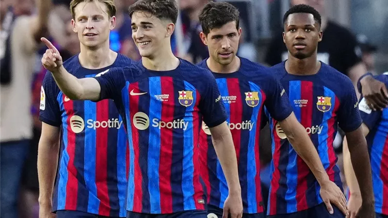 تشافي يعلن قائمة برشلونة لمواجهة سالامانكا بكأس إسبانيا