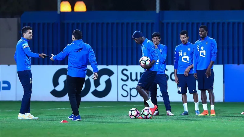 فيديو.. سبب توزيع الشيكولاتة على لاعبي الهلال السعودي