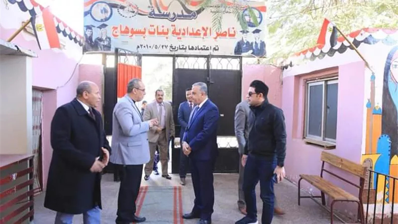 محافظ سوهاج يتفقد لجان إمتحانات الشهادة الإعدادية