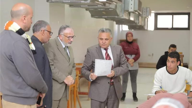 رئيس جامعة السويس يتابع امتحانات التكنولوجيا والتعليم