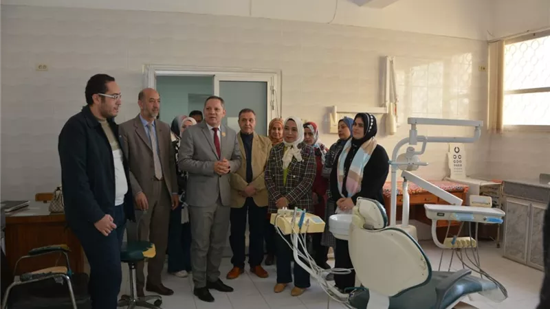رئيس جامعة دمياط يتفقد أعمال تجهيز العيادات الخارجية