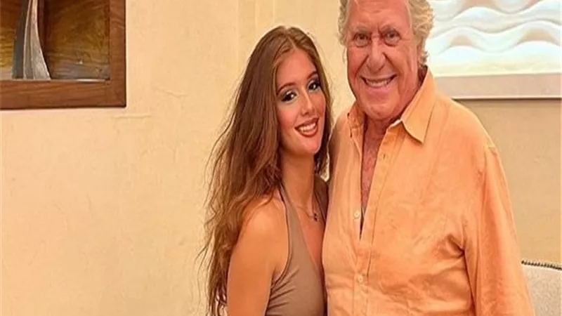 حقيقة زواج حسين فهمي من موديل بعد تصدر صورتهما التريند