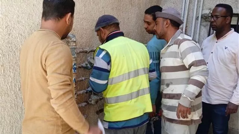 محاضر ووقف تعامل على العقارات فى طيبة الجديدة لسارقى المياه.. صور