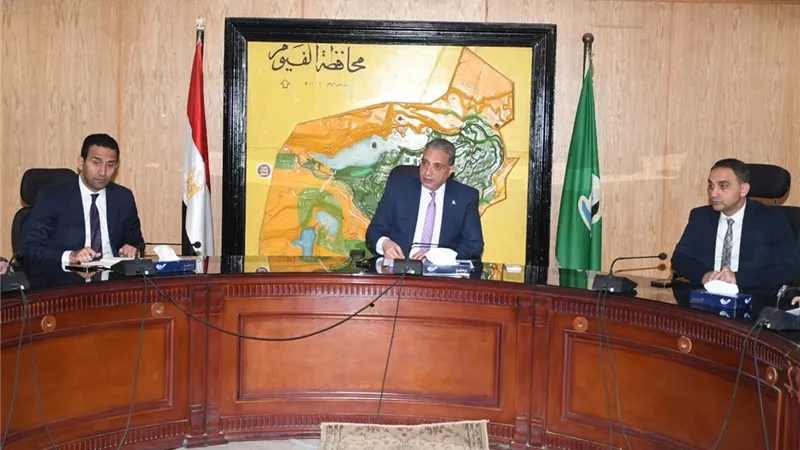 محافظ الفيوم يتابع ملف التعديات على الأراضي الزراعية وأملاك الدول