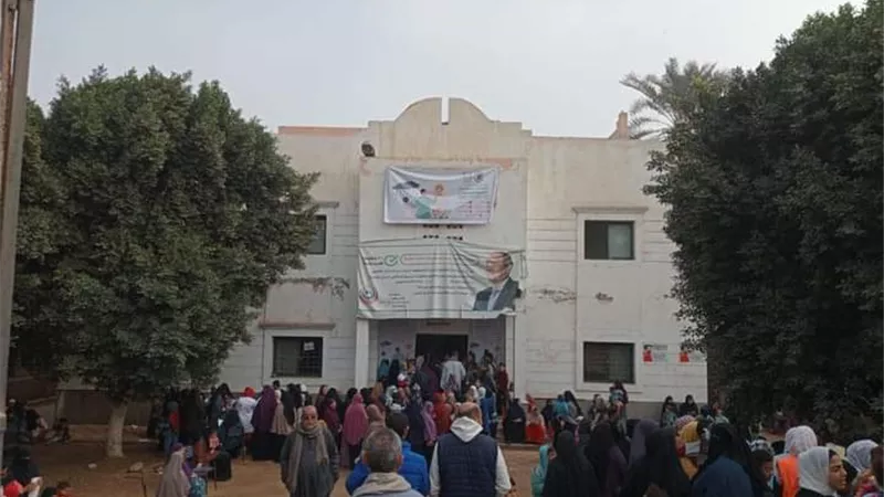 جامعة القاهرة تطلق قافلة تنموية شاملة لقرية كفر قنديل بمركز أطفيح