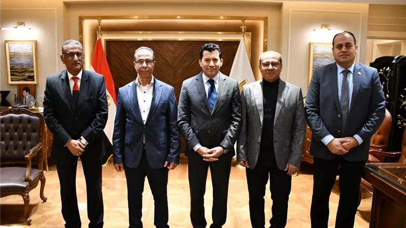 وزير الشباب والرياضة يجتمع برئيس النادي الإسماعيلي