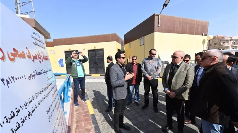 وزير الإسكان يتفقد رافع الصرف الصحى الرئيسى بمدينة الشروق