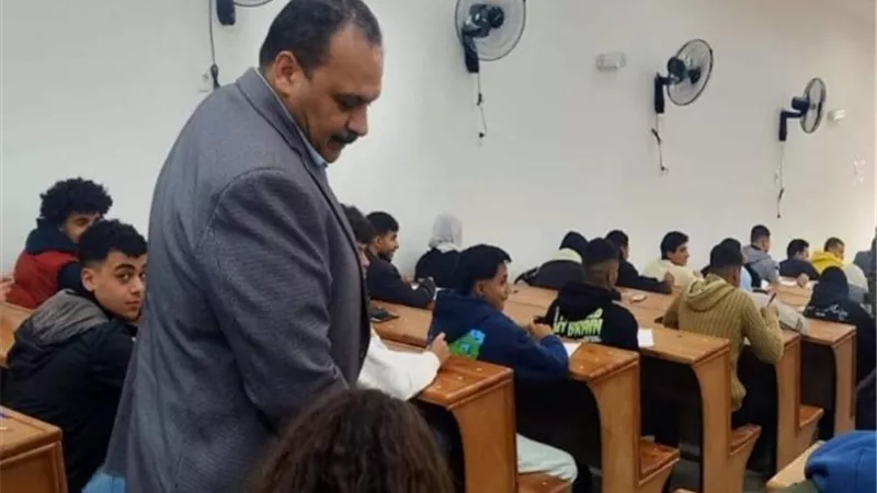 نائب رئيس جامعة بنها يتفقد سير الامتحانات بمقر الجامعة بالعبور