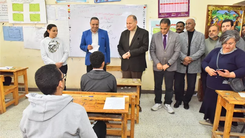 محافظ أسيوط يتفقد لجان امتحانات الشهادة الاعدادية