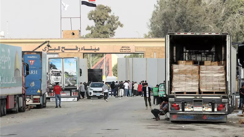 50 شاحنة مساعدات لقطاع غزة عبر معبر رفح