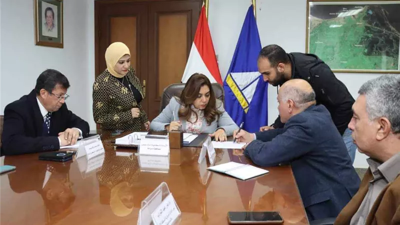 محافظ دمياط تناقش موقف توصيل الكهرباء للمجزر الآلى