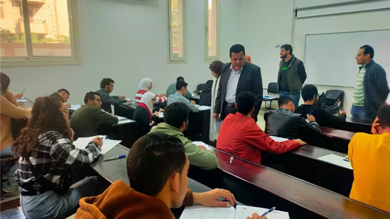 رئيس جامعة بني سويف التكنولوجية يتابع سير الامتحانات