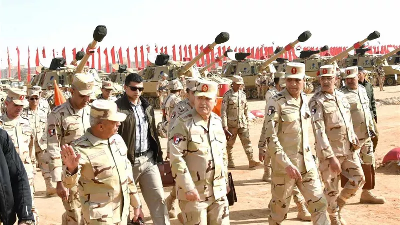 رئيس الأركان يشهد إجراءات تفتيش الحرب لإحدى وحدات المدفعية