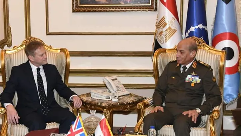وزيرالدفاع يبحث مع نظيره البريطاني تطورات الأوضاع في الشرق الأوسط