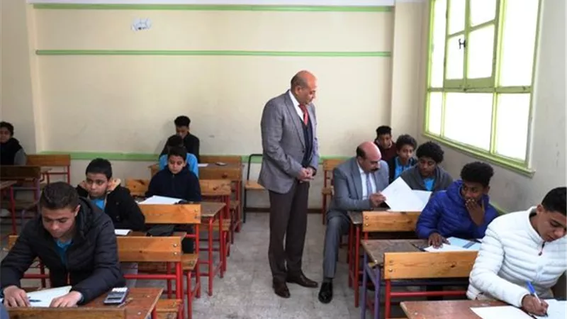 محافظ أسوان يتفقد لجان امتحانات الشهادة الإعدادية