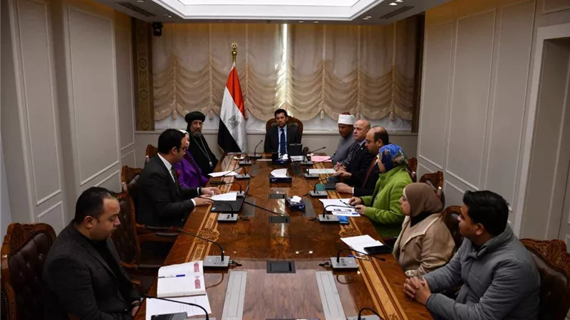وزير الشباب يبحث تعزيز التعاون مع بيت العائلة المصرية