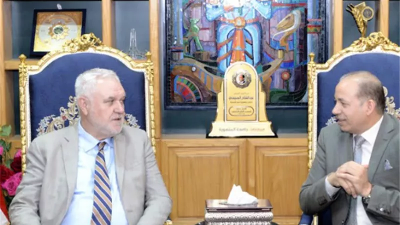 رئيس جامعة المنصورة يسْتَقْبَل نائب رئيس جامعة Kent
