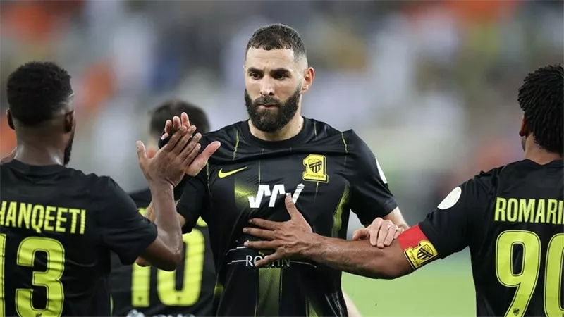 محامي بنزيما يوضح حقيقة عودته إلى ليون الفرنسي