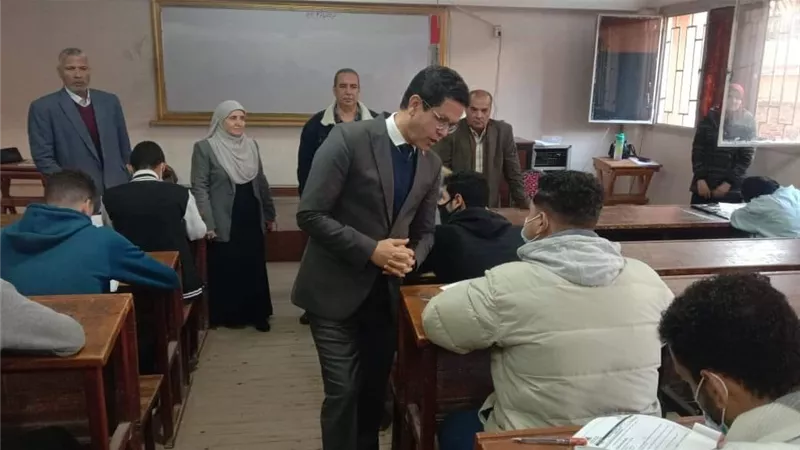 رئيس جامعة بنها يتفقد سير الامتحانات بكلية العلوم
