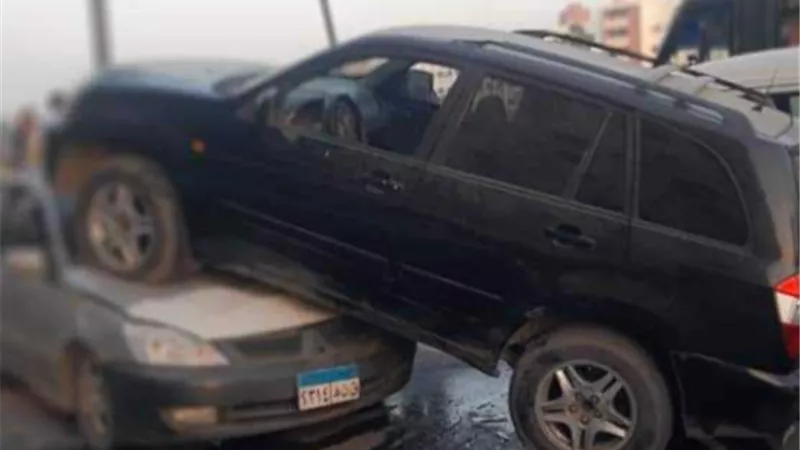 تفاصيل وقوع حادث تصادم بين سيارتين ملاكي في شارع الموقف