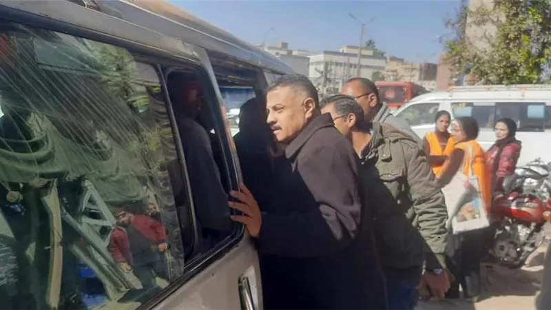 حملات مفاجئة على مواقف المنيا للتأكد من التزام السائقين بتعريفة الركوب