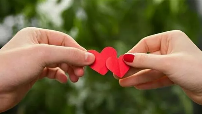 هل ينفع أقول لخطيبتى كلام حب؟.. أمين الفتوى يجيب