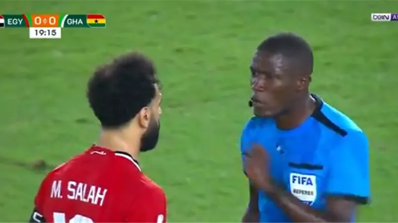 مصر ضد غانا.. مشادة قوية بين حكم المباراة ومحمد صلاح - شاهد
