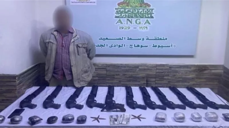 ضبط معلمين الكيف بأسيوط والإسماعيلية