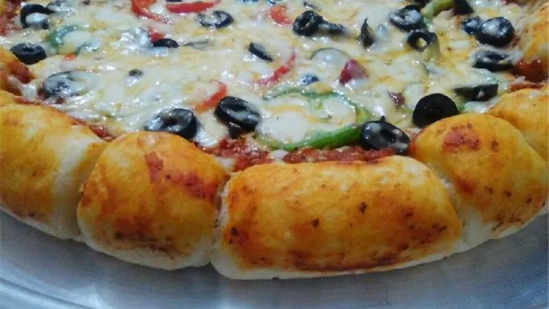 بيتزا محشية الأطراف في المنزل