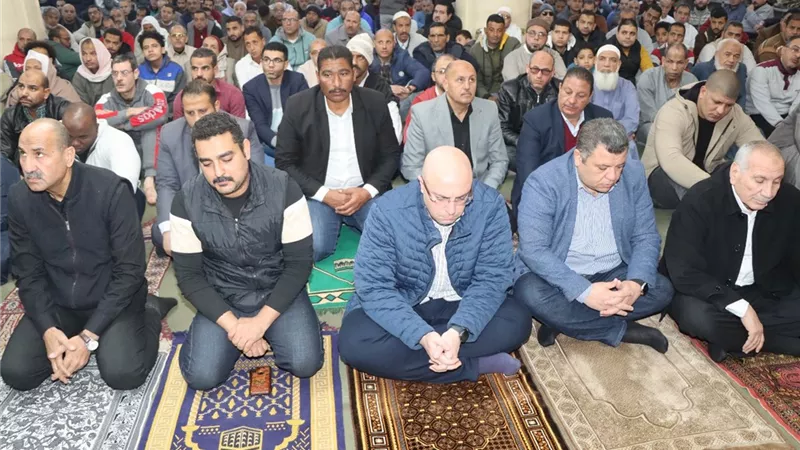 محافظ بني سويف يشهد خطبة الجمعة بعنوان مقاصد الشريعة الإسلامية