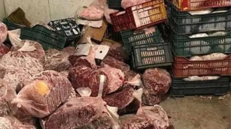 ضبط 3 أطنان لحوم و 8122 عبوة مستحضرات تجميل منتهية الصلاحية
