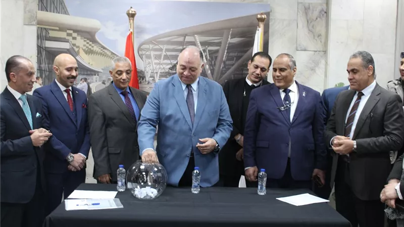 محروس يشهد إجراء قرعة الحج بالقابضة للمطارات