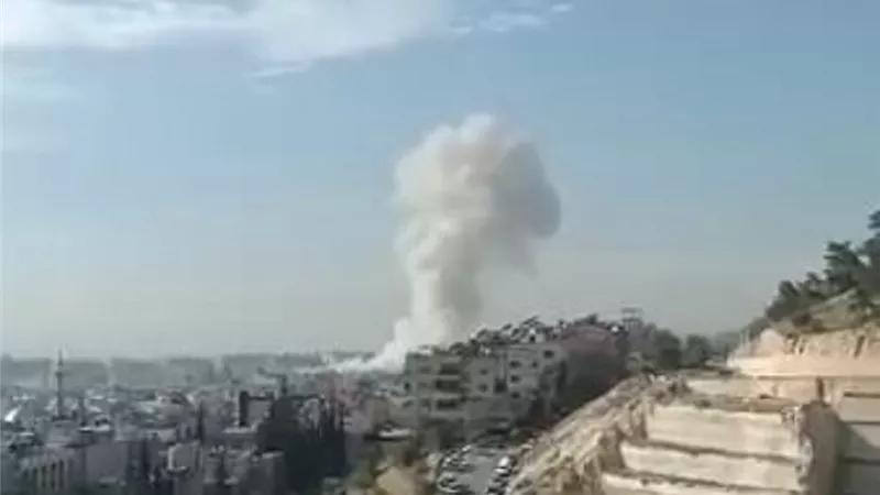 غارة إسرائيلية تستهدف مبنى سكنيا في حي المزة الراقي بدمشق