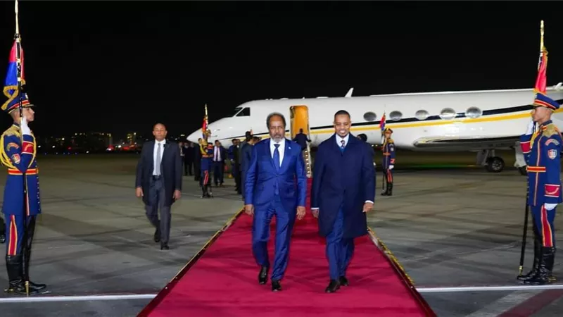 سفير الصومال بالقاهرة يعلن وصول الرئيس حسن شيخ محمود لمصر