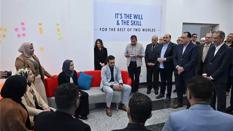 مدبولى يستمع لقصص نجاح مجموعة من شباب رواد الأعمال والمهنيين..صور
