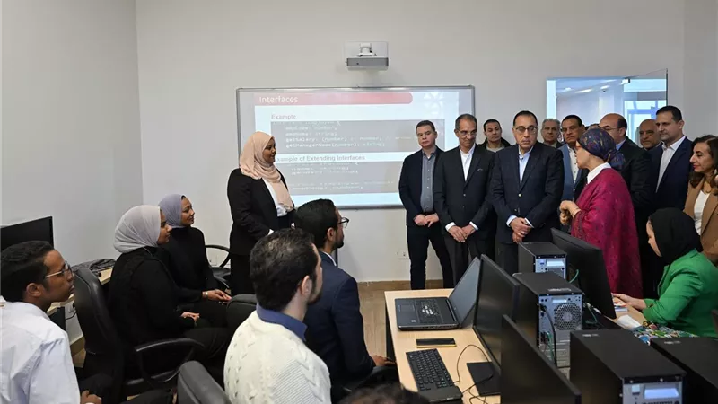 رئيس الوزراء يستمع لقصص نجاح مجموعة من شباب رواد الأعمال